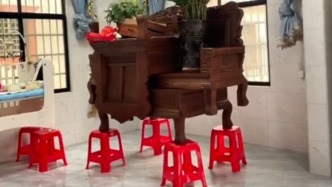 暴雨天担心被淹，茂名居民用塑料凳架起家具：广东“省凳”扛起一个家