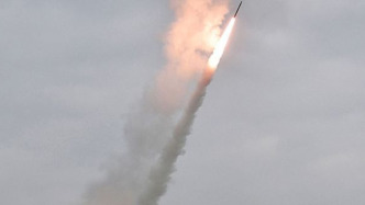 韩国军方称朝鲜自平壤向西北方向发射10余枚火箭炮