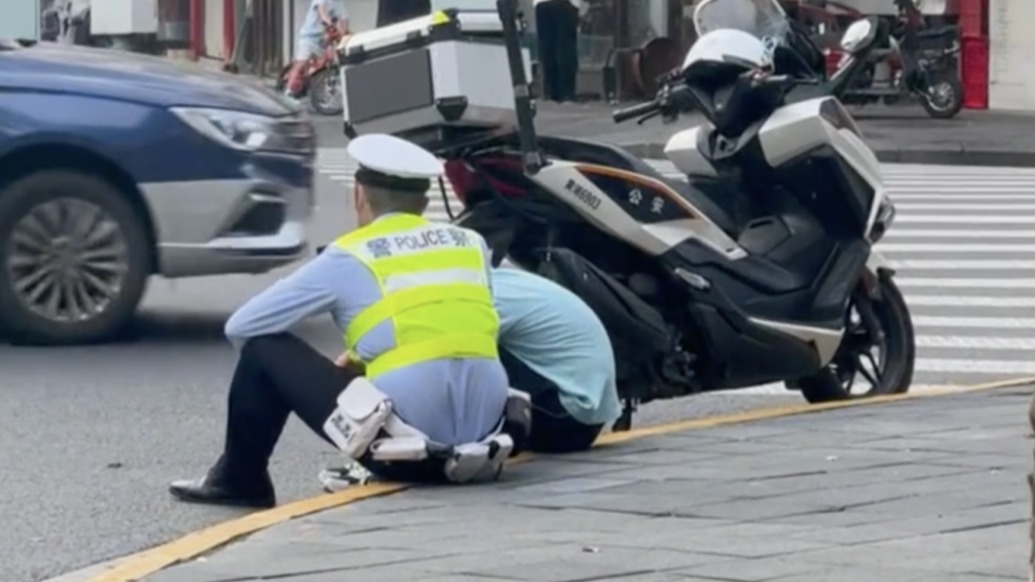 “考砸了”的孩子和暖心安慰的警察叔叔，上海街頭這一幕令無(wú)數(shù)網(wǎng)友動(dòng)容