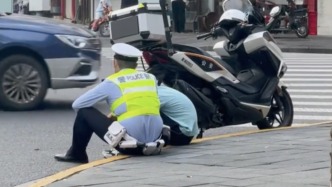 “考砸了”的孩子和暖心安慰的警察叔叔，上海街頭這一幕令無數(shù)網(wǎng)友動(dòng)容