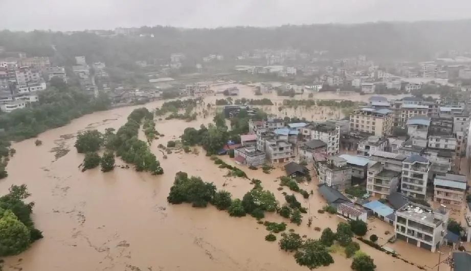 湖南龙山县强降雨致部分房屋被淹：县城供水中断，全县启动防汛Ⅱ级应急响应