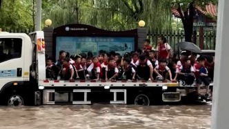 積水阻斷上學路，拖車司機變“擺渡人”載被困小學生上學