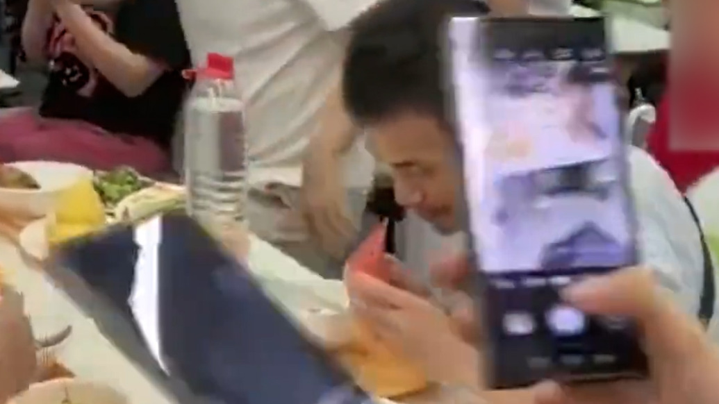 令人窒息!韦东奕北大食堂吃饭被多人围观拍摄