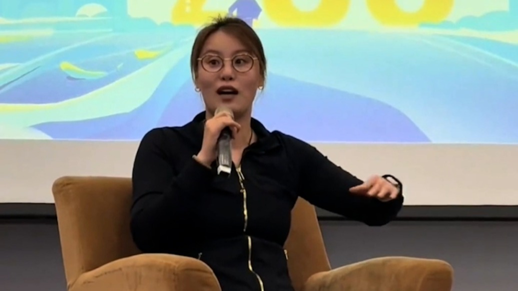 傅园慧一小时游泳课被10万元拍下,拍卖款项将捐赠至基金会