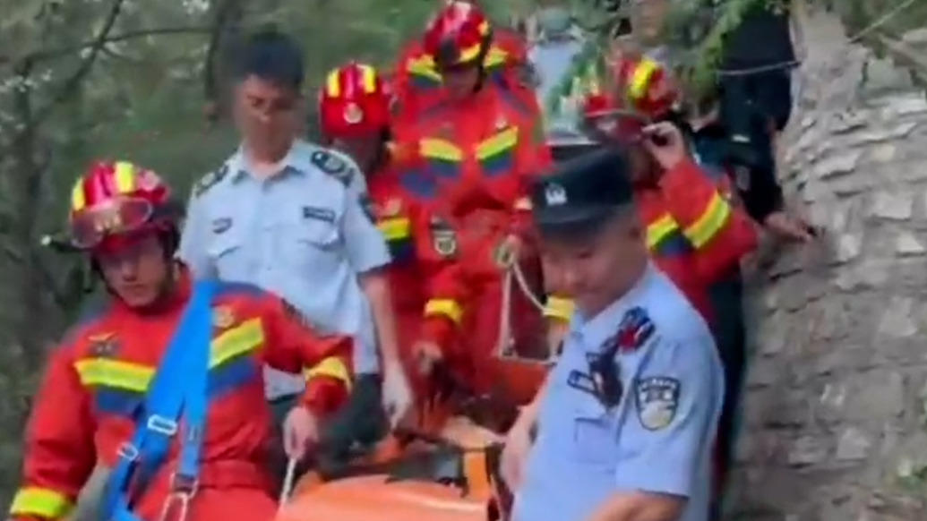 游客高温中暑倒在景区，民警急救送医