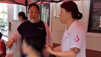 义诊现场孕妇出现临盆征兆，产科医生迅速“切换”急救模式