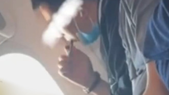 乘客拍下飞机上有人吸电子烟，厦航客服：可携带，但禁止吸食