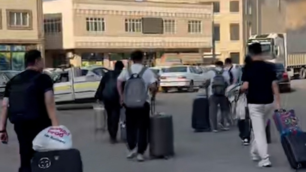 连线撤离伊朗的中国同胞：当导弹数次从脑袋上飞过，我必须走