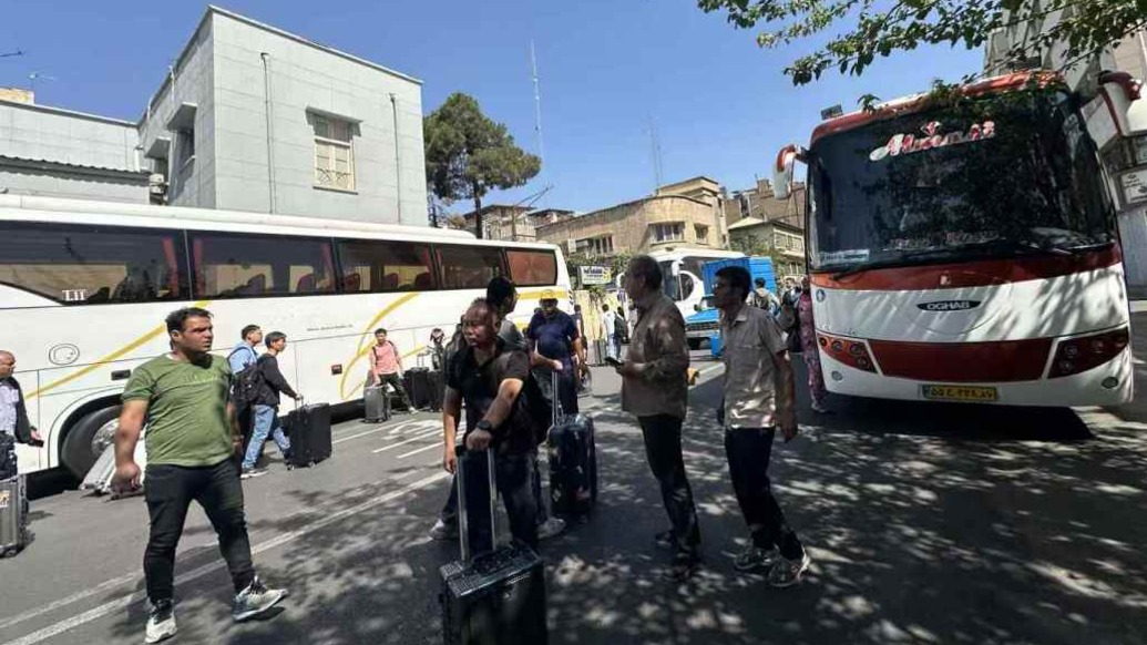 口岸挤满中国人,有的滞留近20小时!伊朗华联会:10车同胞已安全撤离