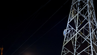 凌晨在50米高空拆除跨武汉站铁路高压线，下方20股轨道未受影响