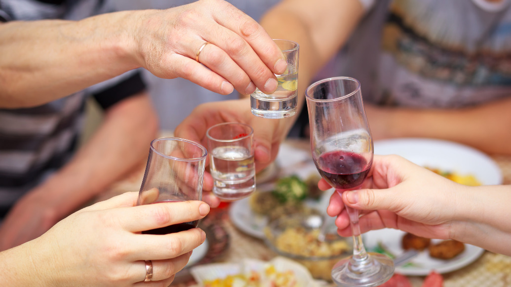 新华时评：整治违规吃喝，不是一阵风不能一刀切