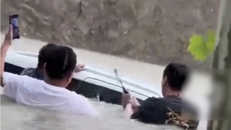 河南突降暴雨女子被困車內(nèi)，多人蹚水破窗成功解救