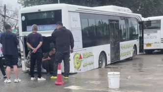 长春一路面塌陷有公交车和私家车陷入，市政部门：系自来水管线泄漏所致