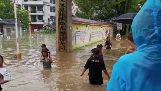 恩施来凤县强降雨幼儿园进水，五百名孩子乘皮筏艇安全撤离