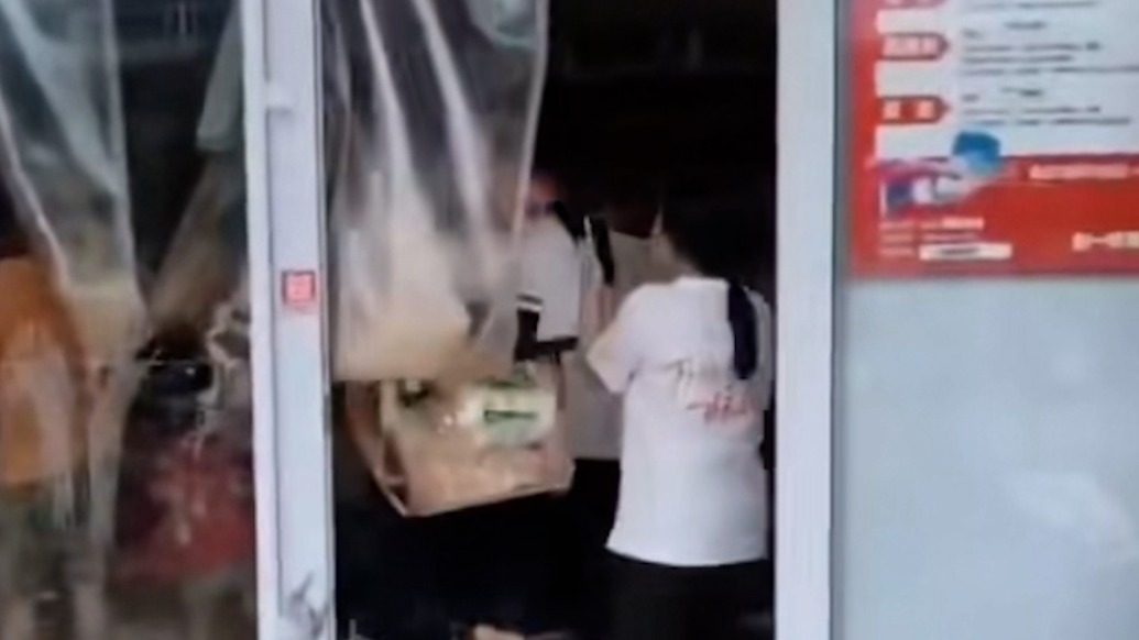 廣東懷集趙一鳴零食店被哄搶貨物?總部:正在配合有關(guān)部門處置