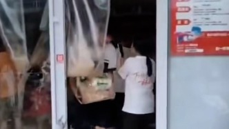 廣東懷集趙一鳴零食店被哄搶貨物？總部：正在配合有關部門處置