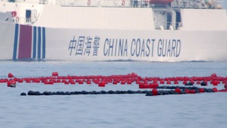 菲船执意抵近侵闯黄岩岛领海，我海警采取水炮警示等措施予以驱离