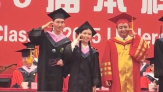 “校長，可以比個心嗎?”復旦畢業(yè)生與校長金力“比心”拍照留念