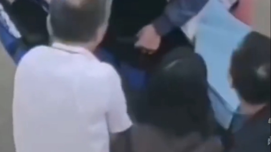 萬米高空的生死競速！機上旅客突發(fā)病癥，兩位醫(yī)生合力急救挽回生命