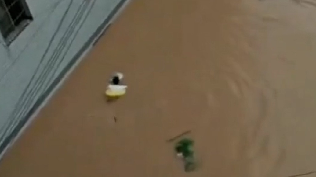 湖南龍山一中考生套游泳圈趕考，教育局：因暴雨缺考可補(bǔ)考