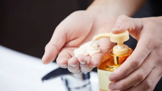 頻繁洗頭會導致脫發(fā)……是真是假？丨謠言終結站