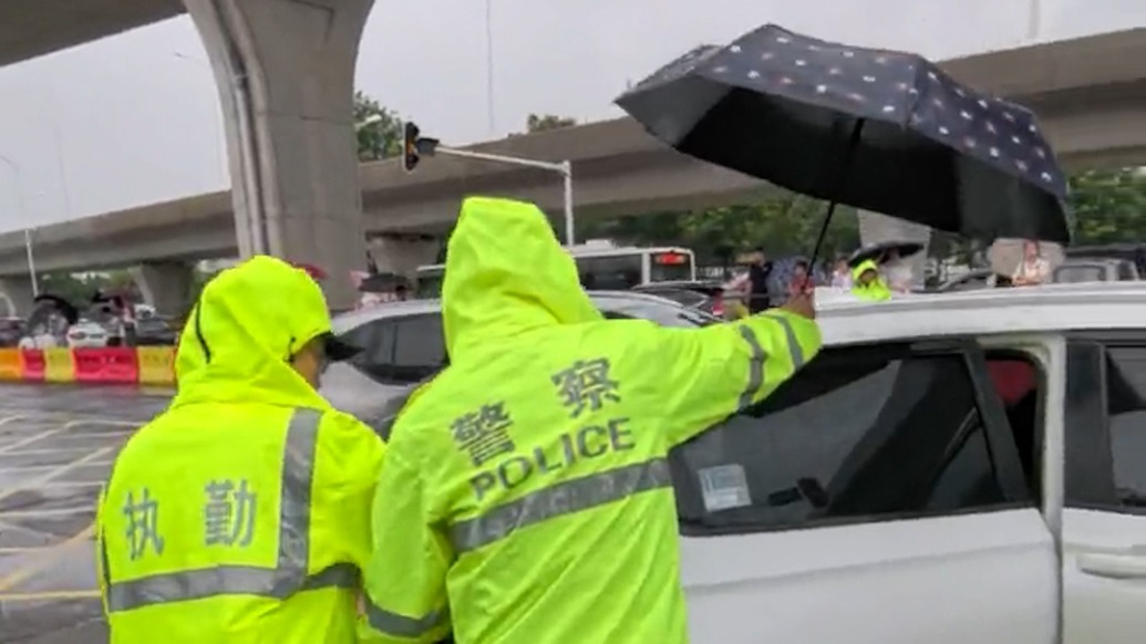 武汉黄陂腿脚不便考生坐轮椅应考，民警一路护送进考场