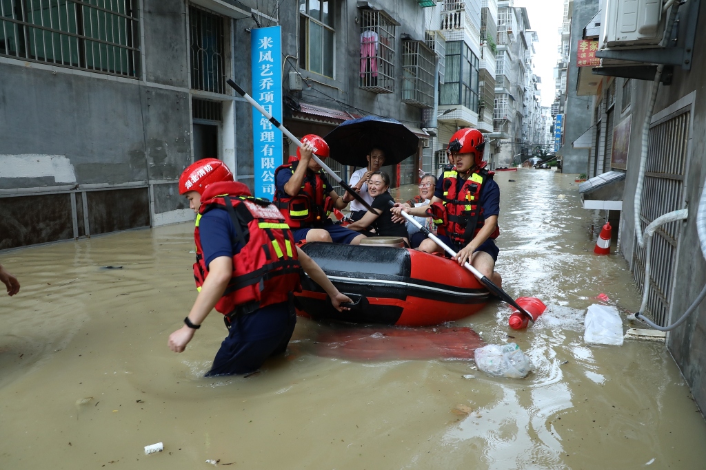 此轮暴雨带横跨千里，