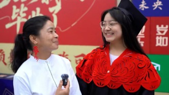 图案里藏着祝福！女儿毕业，巧手妈妈为她剪了一件剪纸云肩