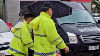 民警護送腿部受傷中考生進考場，一路為他們加油打氣