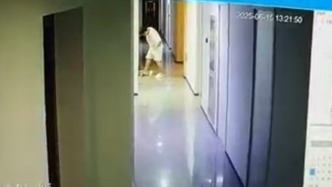 女租客称反锁公用门遭撬锁宠物猫被扔，公寓：拆掉反锁片，以为是流浪猫