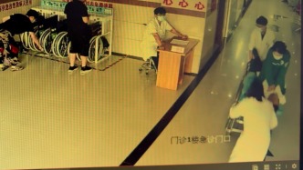 男子突發(fā)心臟驟停，急診科護士跳推車上施救