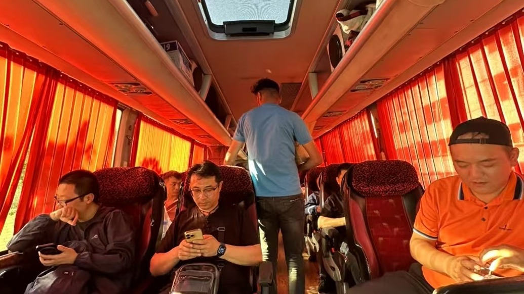 伊朗华联会撤侨“坚守者”:过境看到五星红旗那一刻,悬着的心一下放松下来