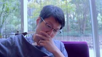 魔都怎么样｜他用AI“复活”父亲，又把他“放生”了