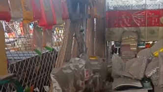 摊位遭铁网围堵未立案，河北三河一男子起诉警方获法院支持，当地正督促处理