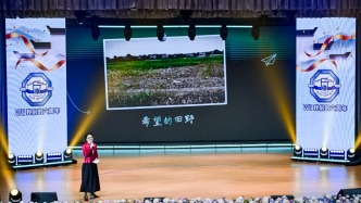 從希望的田野到無聲的課堂，她用6張照片講述學校發展的故事