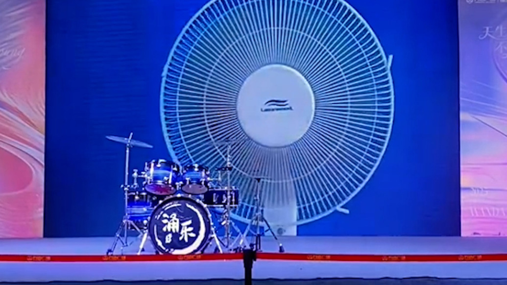 多地商场大屏播放电风扇画面，供路人“望扇止暑”