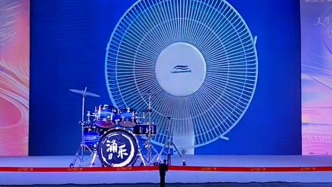 多地商場(chǎng)大屏播放電風(fēng)扇畫面，供路人“望扇止暑”