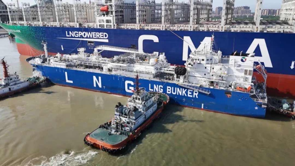 大幅缩短时间，我国首次在修造船厂内实施LNG“船-船”加注