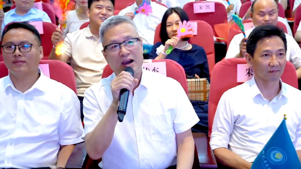 白发院长用《朋友》送别毕业生：不想再有过多的训导和刻板的祝福