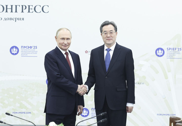 丁薛祥会见俄罗斯总统普京