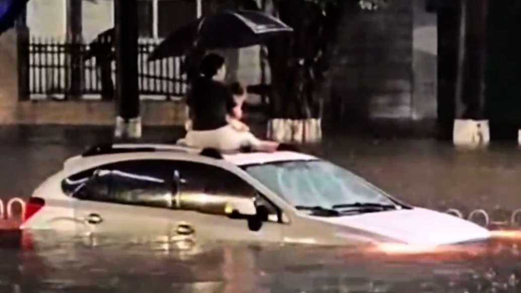 小车被淹母子坐车顶等待获救，“淡定母子”前往消防队送锦旗致谢