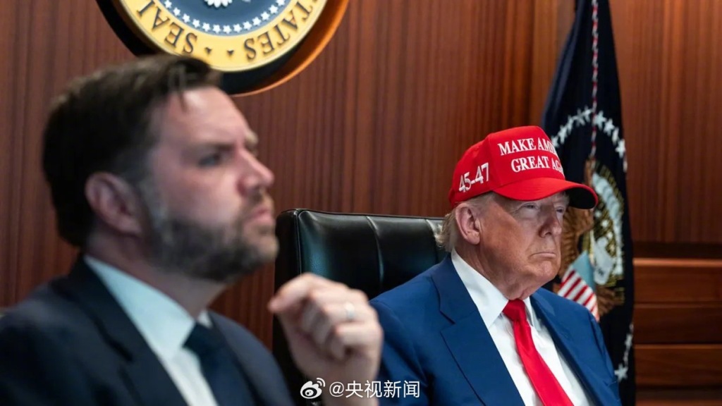 白宫公布袭击伊朗期间战情室照片