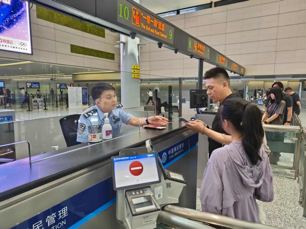 上海虹桥国际机场迎暑期出境游高峰，家庭出游群体占比突出