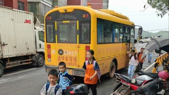 湖南岐山镇多所学校被摊派校车费，校车办负责人：可找社会赞助