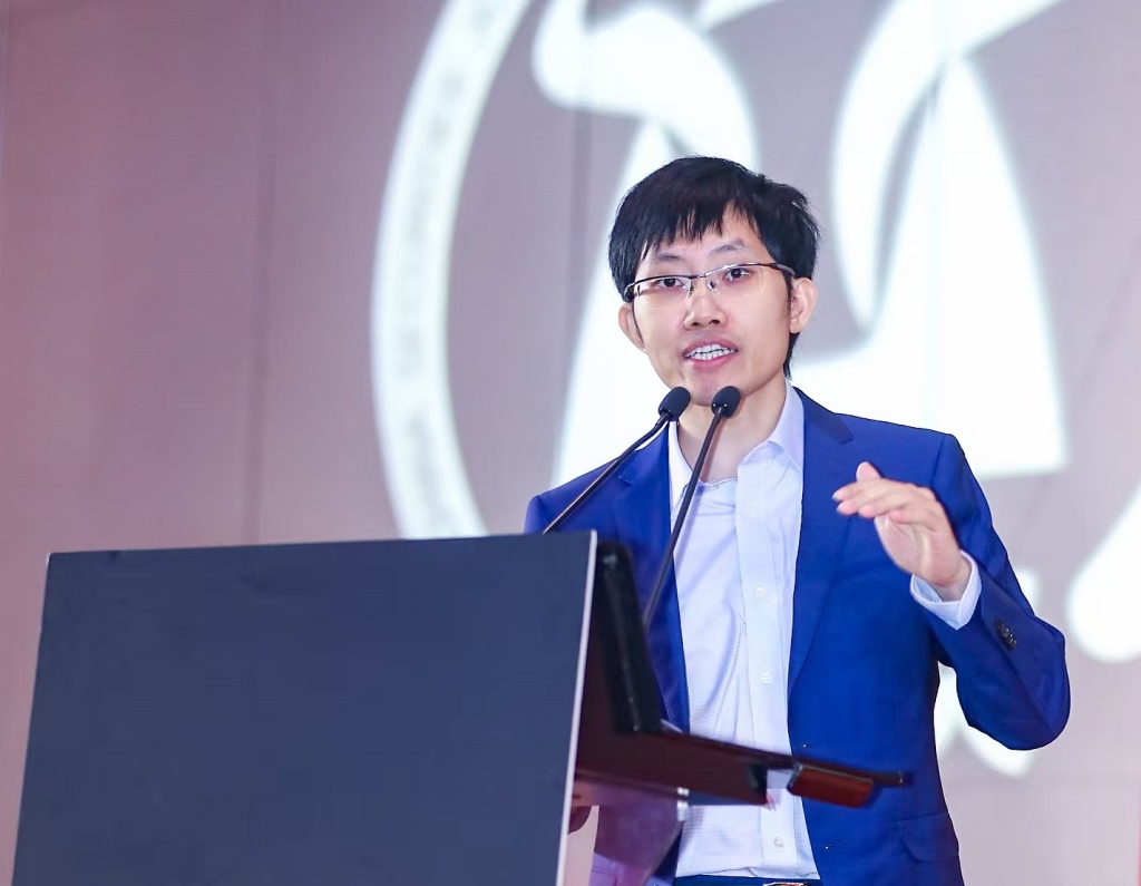 罗永浩谈梁文锋：穿衣打扮朴素不像“大佬”，具有强烈求知欲