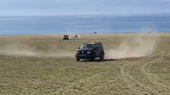 赛里木湖景区漂移事件车主道歉：希望大家以我为戒