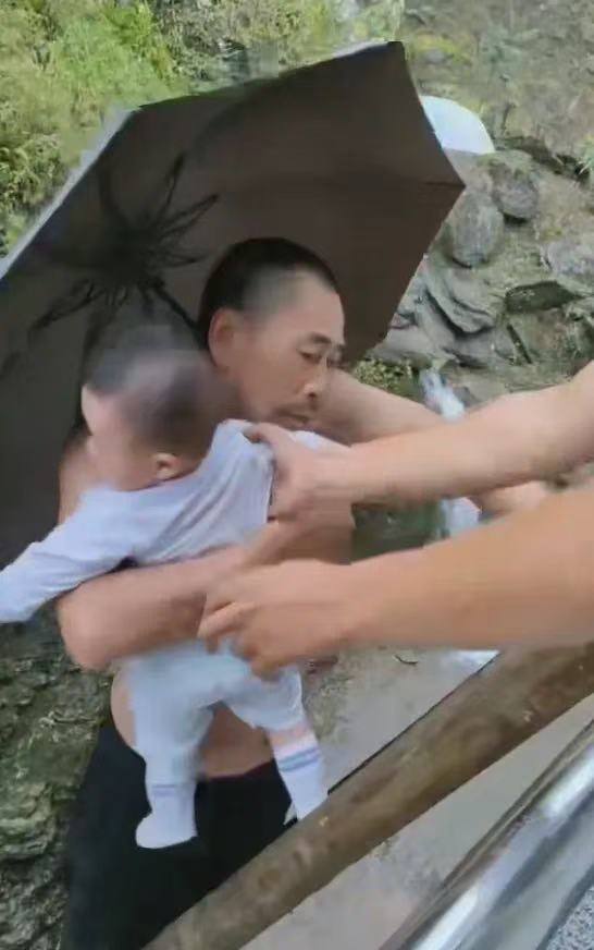 湖南桑植一村干部提前发现险情转移一户三人，半小时后山体滑坡