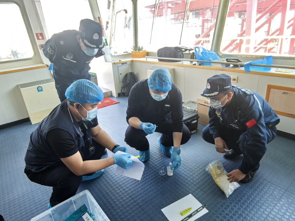 男子因琐事冲突被刺死,上海海警局破获一起公海故意杀人案 第2张 男子因琐事冲突被刺死,上海海警局破获一起公海故意杀人案 第2张