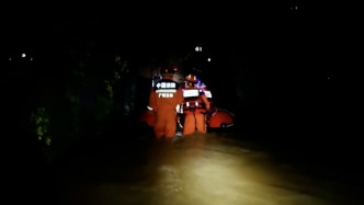 广西北流暴雨致民房积水，消防员利用橡皮艇转移5人