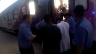 独行旅客在列车上昏迷，车站120联动完成“黄金救援”